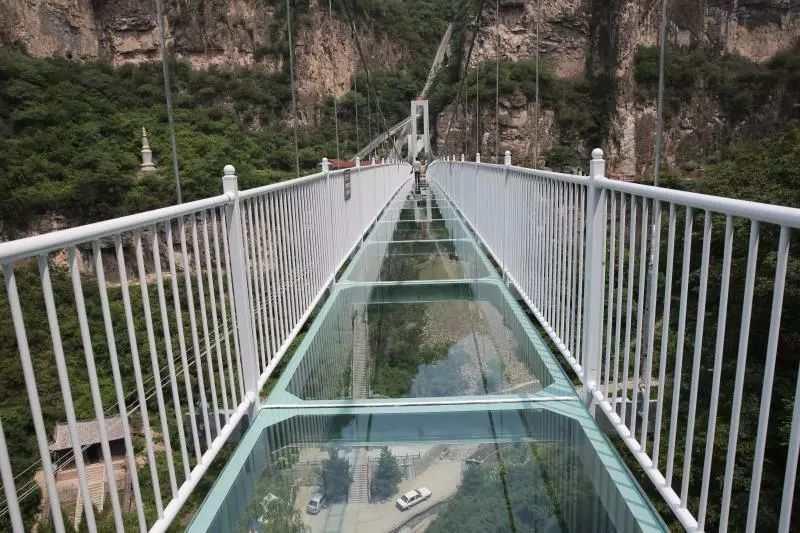 A 168-meter-long 5D glass suspension bridge opened to the public in Cangshan mountain scenic spot in Yuxian county in Shanxi on June 29, 2018. The bridge is 108 meters above the valley bottom. The glass, which is one meter thick, can bear a load of up to 6 tons. (Photo provided to chinadaily.com.cn)