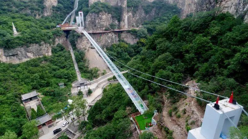 A 168-meter-long 5D glass suspension bridge opened to the public in Cangshan mountain scenic spot in Yuxian county in Shanxi on June 29, 2018. The bridge is 108 meters above the valley bottom. The glass, which is one meter thick, can bear a load of up to 6 tons. (Photo provided to chinadaily.com.cn)