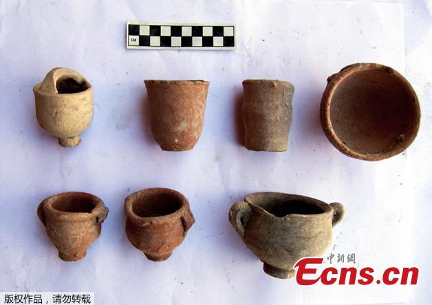 The Ministry of Antiquities of Egypt found a cache containing hundreds of pottery vessels, dating back to the beginning of the Greco-Roman era, the Coptic era and the Islamic era, in Alexandria. Some vessels contain ashes of dead people.The items also include a large collection of liquid vessels of various shapes and sizes, crockery and colored pots, and a large number of dishes. (Photo/Agencies)