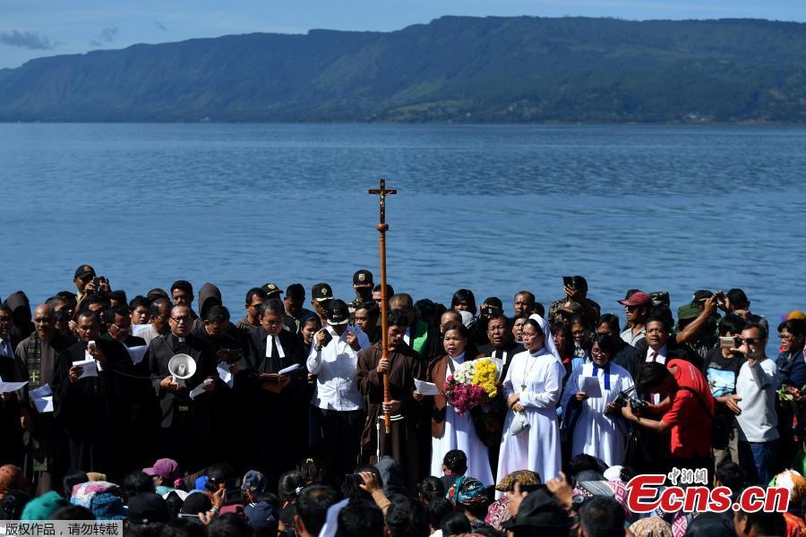 At least 34 people have been confirmed dead in a ferry sinking off the coast of Indonesia\'s South Sulawesi province on Tuesday, July 3, 2018. Images from the scene showed passengers in bright orange life vests clinging to the side of the KM Lestari Maju as it tilted sharply into the water not far from the coast of Bulukumba regency, near Selayar Island. Sutopo Purwo Nugroho, spokesman for Indonesia’s disaster management agency, said 155 people had managed to swim or be pulled to safety.(Photo/Agencies)