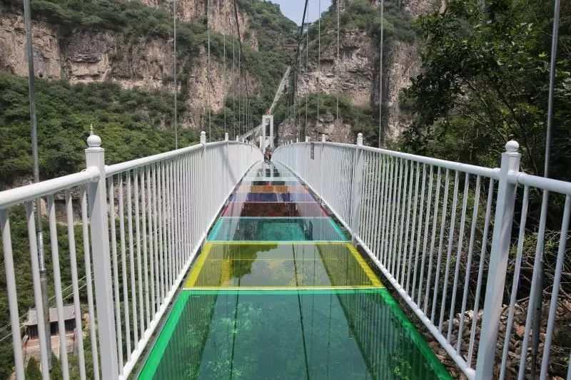 A 168-meter-long 5D glass suspension bridge opened to the public in Cangshan mountain scenic spot in Yuxian county in Shanxi on June 29, 2018. The bridge is 108 meters above the valley bottom. The glass, which is one meter thick, can bear a load of up to 6 tons. (Photo provided to chinadaily.com.cn)