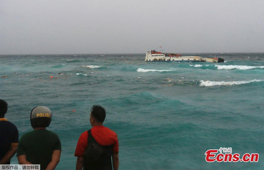 At least 34 people have been confirmed dead in a ferry sinking off the coast of Indonesia\'s South Sulawesi province on Tuesday, July 3, 2018. Images from the scene showed passengers in bright orange life vests clinging to the side of the KM Lestari Maju as it tilted sharply into the water not far from the coast of Bulukumba regency, near Selayar Island. Sutopo Purwo Nugroho, spokesman for Indonesia’s disaster management agency, said 155 people had managed to swim or be pulled to safety.(Photo/Agencies)