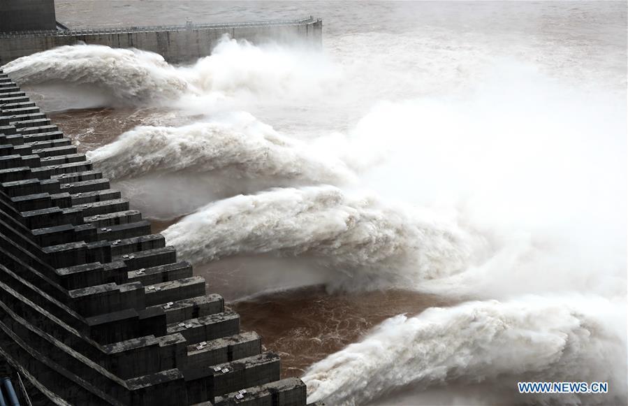 Photo taken on July 5, 2018 shows water discharging from the Three Gorges Dam, a gigantic hydropower project on the Yangtze River, in central China\'s Hubei Province. At 8 a.m. of July 5, the reservoir faced an inflow of 51,000 cubic meters per second and an outflow of 40,000 cubic meters per second. The first flood of the Yangtze River this year has formed on its upper reaches. (Xinhua/Wang Shen)