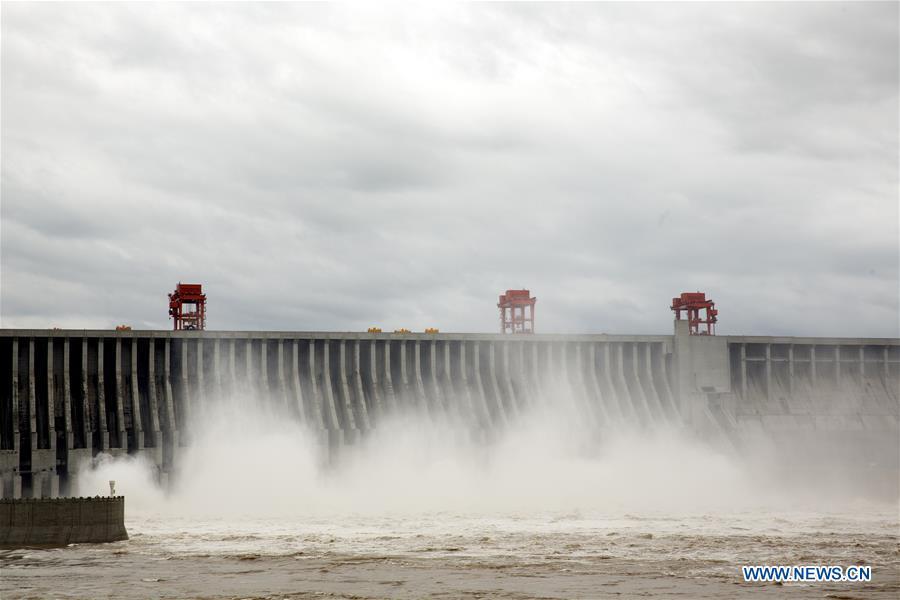 Photo taken on July 5, 2018 shows water discharging from the Three Gorges Dam, a gigantic hydropower project on the Yangtze River, in central China\'s Hubei Province. At 8 a.m. of July 5, the reservoir faced an inflow of 51,000 cubic meters per second and an outflow of 40,000 cubic meters per second. The first flood of the Yangtze River this year has formed on its upper reaches. (Xinhua/Wang Gang)