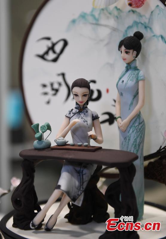Baker Chen Yao shows her fondant cakes in Hangzhou City, the capital of east China\'s Zhejiang Province on July 5, 2018. Chen is now well-known for combining icons of local Chinese culture with traditional fondant cake recipe. (Photo: China News Service/ Wang Gang)