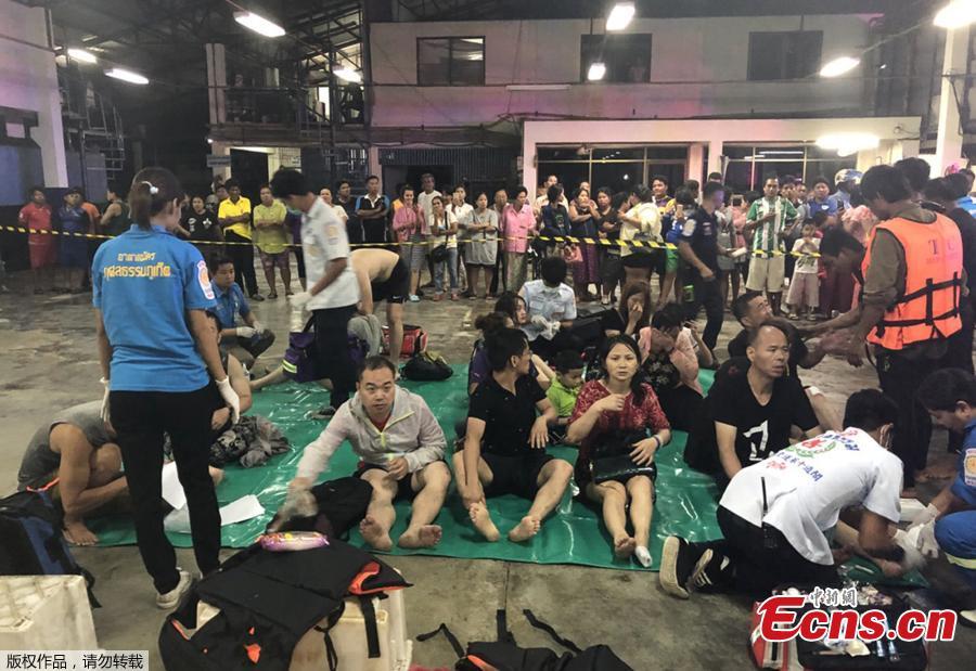 Thai rescue and paramedic personnel attend to rescued passengers of capsized tourist boat in rough seas at a port in Phuket on July 5, 2018.
Dozens of passengers are missing after boats capsized as high winds whipped up rough seas off the Thai tourist island of Phuket, officials said late July 5.(Photo/Agencies)