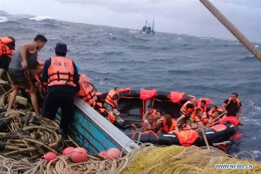 Rescued tourists get on a boat near the island of Phuket, Thailand, July 5, 2018. Until 8:30 p.m. local time (1330 GMT) Thursday, the majority of 133 passengers on two boats overturned by rough seas in southern Thailand were saved, but the Thai authority cannot confirm all of them are saved now, said Chinese Consulate-General in Songkhla on Thursday.(Xinhua)