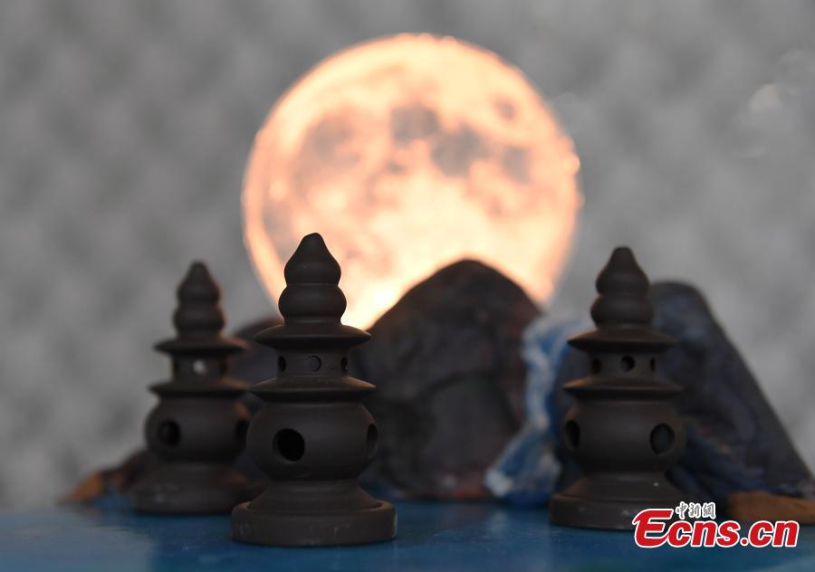 Baker Chen Yao shows her fondant cakes in Hangzhou City, the capital of east China\'s Zhejiang Province on July 5, 2018. Chen is now well-known for combining icons of local Chinese culture with traditional fondant cake recipe. (Photo: China News Service/ Wang Gang)