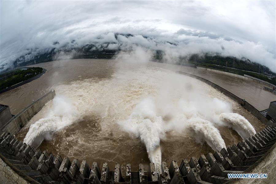 Photo taken on July 5, 2018 shows water discharging from the Three Gorges Dam, a gigantic hydropower project on the Yangtze River, in central China\'s Hubei Province. At 8 a.m. of July 5, the reservoir faced an inflow of 51,000 cubic meters per second and an outflow of 40,000 cubic meters per second. The first flood of the Yangtze River this year has formed on its upper reaches. (Xinhua/Zheng Jiayu)