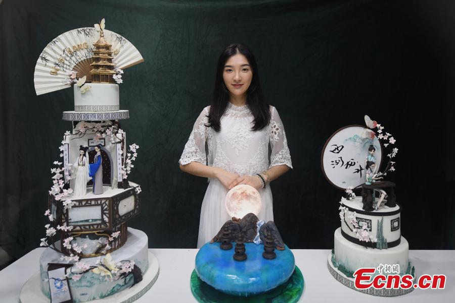 Baker Chen Yao shows her fondant cakes in Hangzhou City, the capital of east China\'s Zhejiang Province on July 5, 2018. Chen is now well-known for combining icons of local Chinese culture with traditional fondant cake recipe. (Photo: China News Service/ Wang Gang)