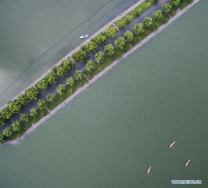Aerial photo taken on July 6, 2018 shows the summer scenery of the West Lake in Hangzhou, east China\'s Zhejiang Province. (Xinhua/Xu Yu)