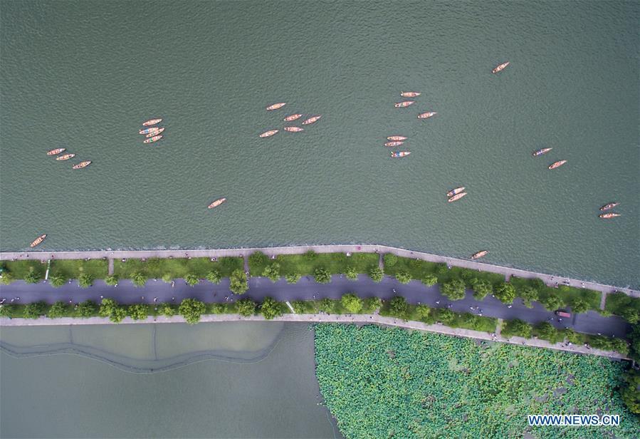 Aerial photo taken on July 6, 2018 shows the summer scenery of the West Lake in Hangzhou, east China\'s Zhejiang Province. (Xinhua/Xu Yu)