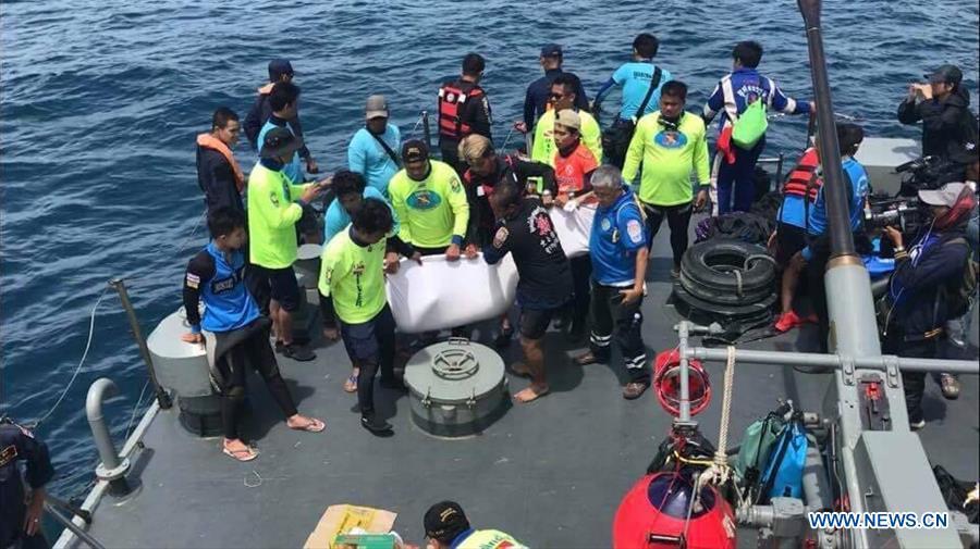 Rescue team members carry the body of a victim in Phuket, Thailand, July 6, 2018. At least 33 passengers were killed and 23 others still missing after two boats carrying some 133 tourists capsized in rough sea waters in southern Thailand, Governor of Thailand\'s Phuket Province Norraphat Plodthong said on Friday. (Xinhua)