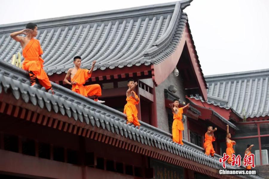 Performers stage a martial arts performance at Shaolin Temple on the Mount Songshan, central China\'s Henan Province, July 7, 2018. (Xinhua/Li Jianan)