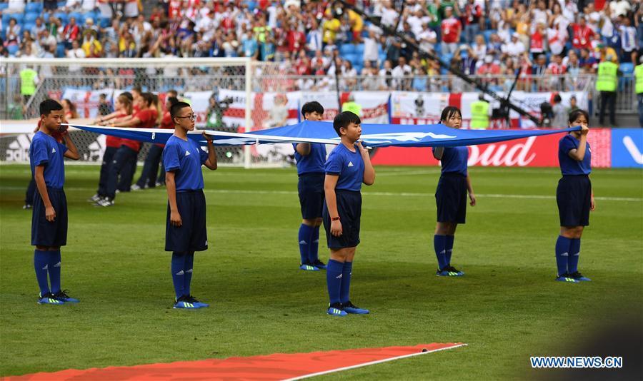 Caddies hold a FIFA flag at the pre-game ceremony prior to the 2018 FIFA World Cup quarter-final match between Sweden and England in Samara, Russia, July 7, 2018. (Xinhua/Li Ga)