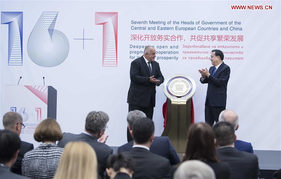 Chinese Premier Li Keqiang and Bulgarian Prime Minister Boyko Borissov unveil the China-Central and Eastern European Countries (CEEC) agricultural demonstration zone after the seventh China-CEEC leaders\' meeting in Sofia, Bulgaria, July 7, 2018. (Xinhua/Li Tao)