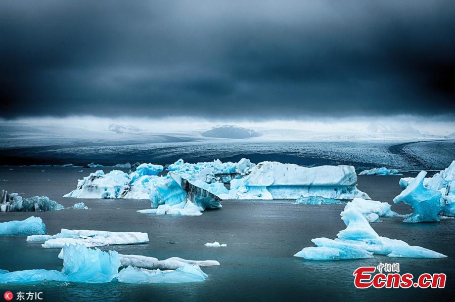 Photo taken by Larry Clouse shows the breathtaking landscapes of Iceland, from the floating ice to waterfall. (Photo/IC)