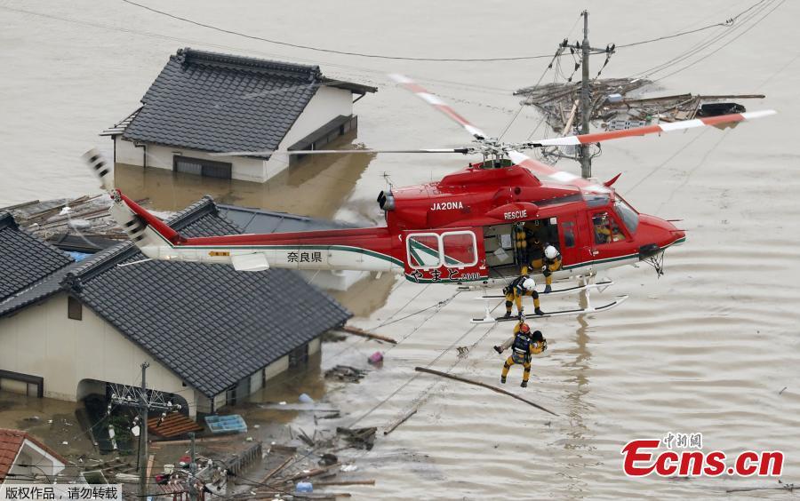 An aerial view of a local resident being rescued from a submerged house by rescue workers using helicopter at a flooded area in in Kurashiki, Okayama Prefecture, Japan, July 8, 2018. The death toll from torrential rain and landslides in western Japan rose to 88 people early on Monday, with dozens still missing after the rescue of more than 2,000 stranded in the city of Kurashiki.(Photo/Agencies)