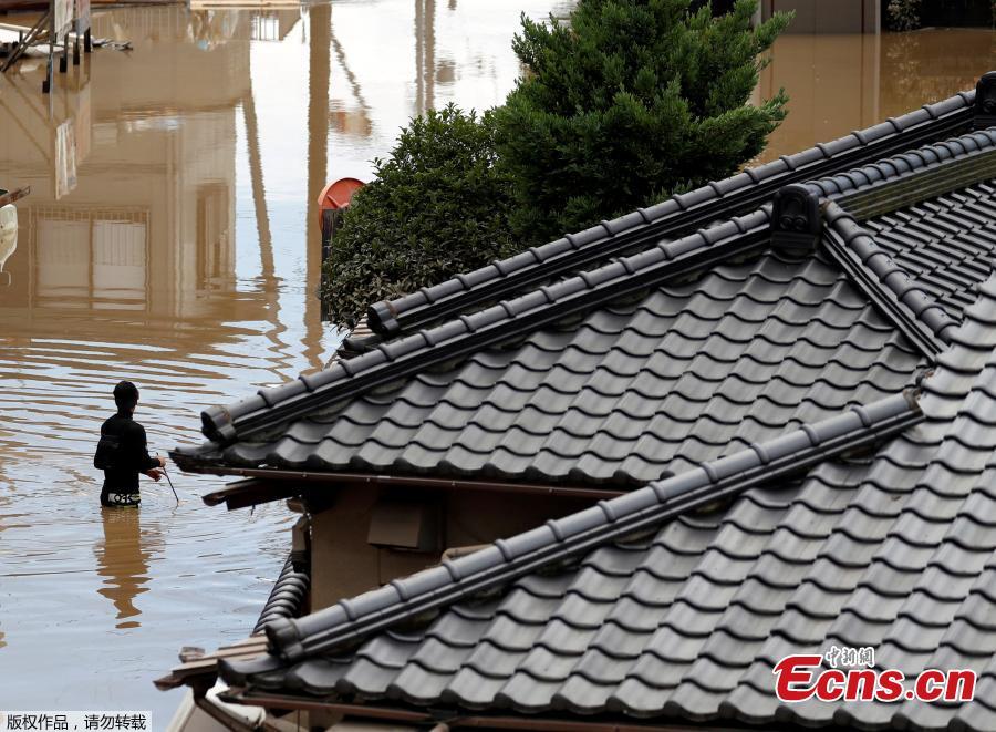 A man makes his way on a flooded area in Mabi town in Kurashiki, Okayama Prefecture, Japan, July 8, 2018. The death toll from torrential rain and landslides in western Japan rose to 88 people early on Monday, with dozens still missing after the rescue of more than 2,000 stranded in the city of Kurashiki.(Photo/Agencies)