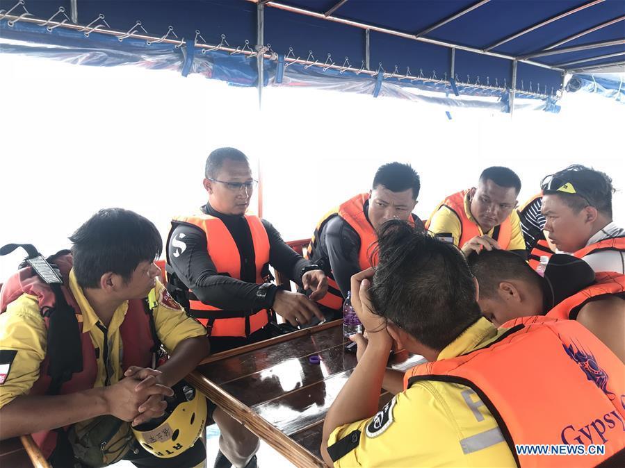 Members of Thai rescue team disscuss with Chinese rescue team during the search for missing passengers from the capsized boat in Phuket, Thailand, July 8, 2018. At least 42 people were confirmed dead and 14 others remained missing after two boats capsized in a storm off southern Thailand\'s Phuket island, Thai officials said on Saturday. (Xinhua)