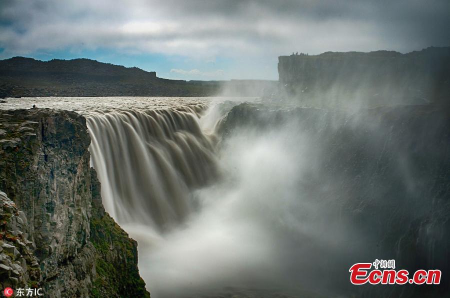 Photo taken by Larry Clouse shows the breathtaking landscapes of Iceland, from the floating ice to waterfall. (Photo/IC)