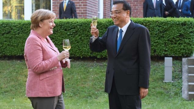 Premier Li attends a welcome ceremony held by Chancellor Merkel before an annual meeting between the heads of the two countries\' governments in Berlin on May 31, 2017.  (Photo/Xinhua)