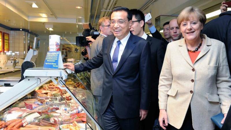 Premier Li and Chancellor Merkel visit a supermarket after the bilateral governmental consultations in Berlin on October 10, 2014. (Photo/Xinhua)