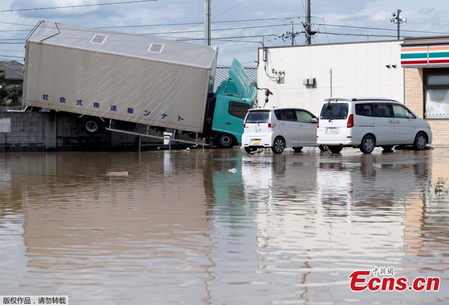 A truck which was stranded by flood is seen in a flooded area in Mabi town in Kurashiki, Okayama Prefecture, Japan, July 8, 2018. The death toll from torrential rain and landslides in western Japan rose to 88 people early on Monday, with dozens still missing after the rescue of more than 2,000 stranded in the city of Kurashiki.(Photo/Agencies)