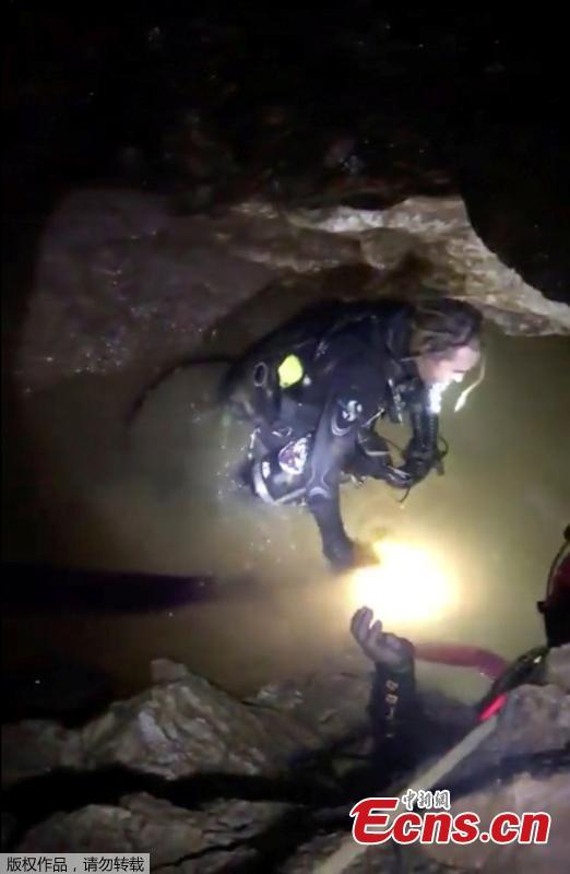 Rescuers work in a flooded cave in the northern province of Chiang Rai, Thailand, July 8, 2018. Four boys have exited a flooded cave in northern Thailand where they have been trapped for more than two weeks, a senior member of rescue operation’s medical team said on Sunday. (Photo/Agencies)