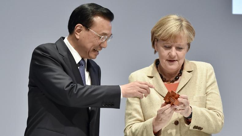 Chinese Premier Li Keqiang will attend the seventh leaders\' meeting of China and the Central and Eastern European countries (CEEC) in Sofia.  During the visit to Europe, Li will hold talks with Chancellor Angela Merkel of Germany while co-chairing the intergovernmental consultations between China and Germany.  Also, Li and Merkel will attend the China-Germany Economic and Technical Cooperation Forum and the China-Germany automated driving exhibition.  Before their 9th meeting, let\'s take a retrospect at the previous meetings since May 2013 when Li first visited Germany as a premier.  Li presents a burr puzzle to Merkel in Berlin, Germany on October 10, 2014. (Photo/Xinhua)