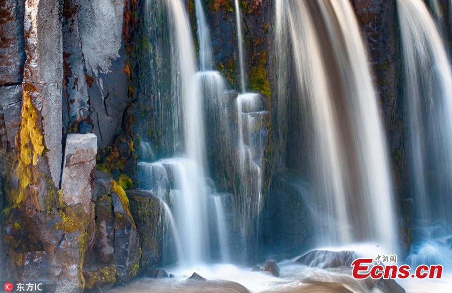 Photo taken by Larry Clouse shows the breathtaking landscapes of Iceland, from the floating ice to waterfall. (Photo/IC)