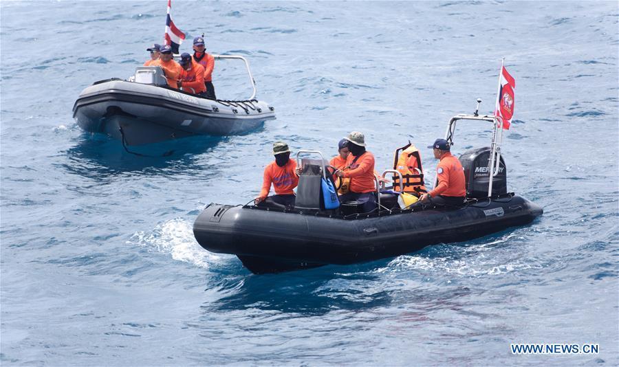 Members of Thai rescue team search for missing passengers from the capsized boat in the accident area in Phuket, Thailand, July 8, 2018. At least 42 people were confirmed dead and 14 others still missing after two boats capsized in a storm off southern Thailand\'s Phuket island, Thai officials said on Saturday. (Xinhua/Qin Qing)