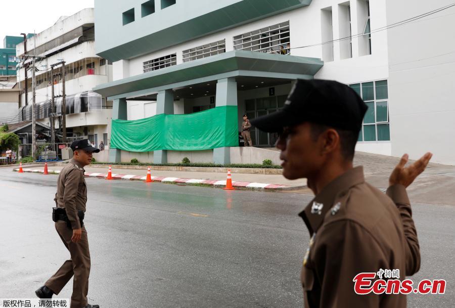 Police keep guard in front of Chiang Rai hospital where the 12 schoolboys and their soccer coach tapped inside a flooded cave will get treatment, in the northern province of Chiang Rai, Thailand, July 8, 2018. Four boys have exited a flooded cave in northern Thailand where they have been trapped for more than two weeks, a senior member of rescue operation’s medical team said on Sunday. (Photo/Agencies)