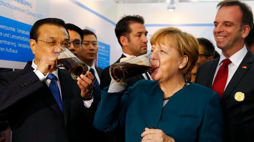 The two leaders tasted beer brewed by Chinese and German students during their visit to Hefei University in Hefei, capital of east China\'s Anhui Province on October, 30, 2015. (Photo/Xinhua)