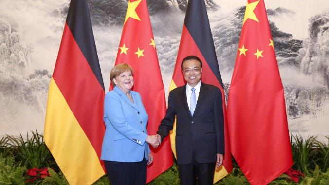 Premier Li and Chancellor Merkel jointly meet the press at the Great Hall of the People in Beijing on May 24, 2018.  Both sides agree to promote China-Germany relations to higher levels.  (Photo/Xinhua)