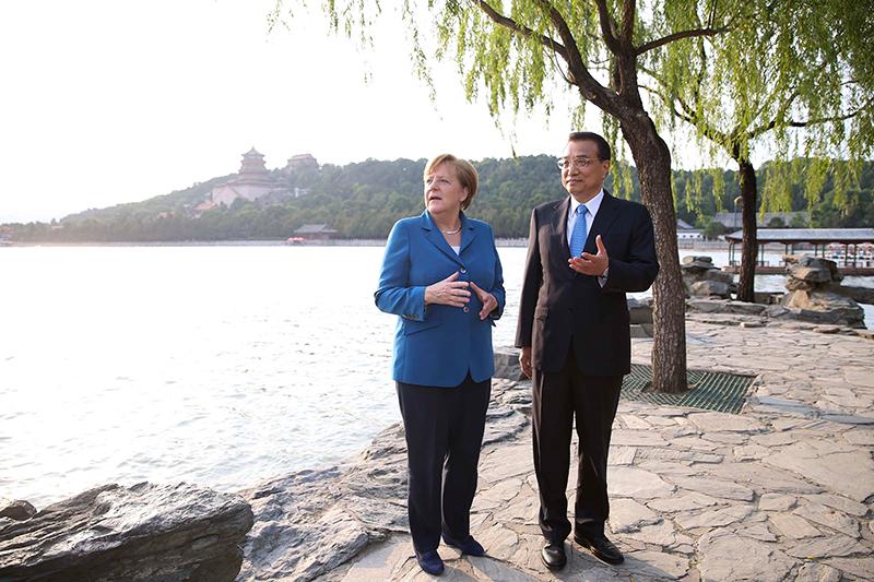 During her ninth trip to China, Chancellor Merkel visits Kunming Lake at the Summer Palace in Beijing accompanied by Premier Li on June 12, 2016.  (Photo/Xinhua)
