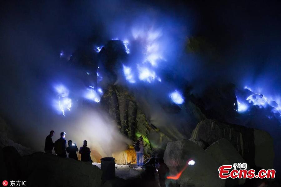 This stunning photograph of Kawah Ijen volcano in Indonesia shows blue lava illuminating the night sky. But the blue glow from the volcano is not the lava itself, but a high quantity of sulphuric gas. The spectacular shots were taken by travel planner Donny Nugraha Pratama. (Photo/IC)