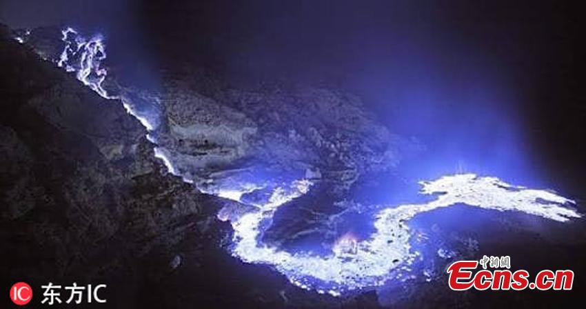 This stunning photograph of Kawah Ijen volcano in Indonesia shows blue lava illuminating the night sky. But the blue glow from the volcano is not the lava itself, but a high quantity of sulphuric gas. The spectacular shots were taken by travel planner Donny Nugraha Pratama. (Photo/IC)