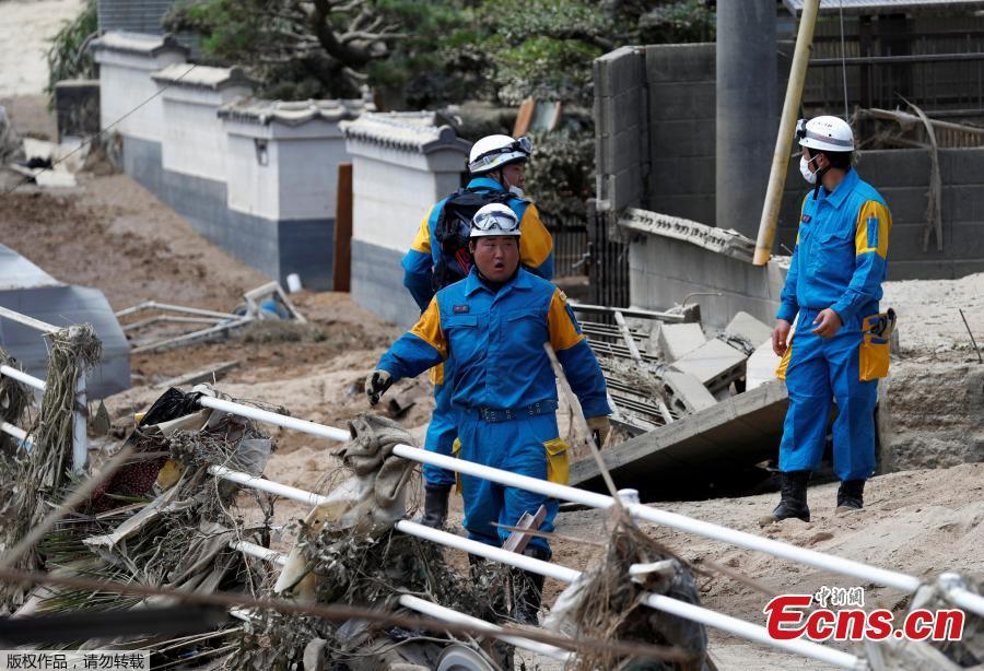 Police officers check a submerged and destroyed house in a flood affected area in Mabi town in Kurashiki, Okayama Prefecture, Japan, July 10, 2018. The death toll from widespread flooding and landslides rose to 126, according to Japanese authorities.  (Photo/Agencies)
