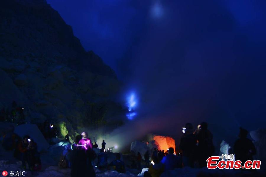 This stunning photograph of Kawah Ijen volcano in Indonesia shows blue lava illuminating the night sky. But the blue glow from the volcano is not the lava itself, but a high quantity of sulphuric gas. The spectacular shots were taken by travel planner Donny Nugraha Pratama. (Photo/IC)