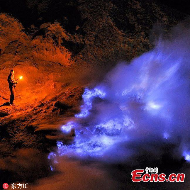 This stunning photograph of Kawah Ijen volcano in Indonesia shows blue lava illuminating the night sky. But the blue glow from the volcano is not the lava itself, but a high quantity of sulphuric gas. The spectacular shots were taken by travel planner Donny Nugraha Pratama. (Photo/IC)