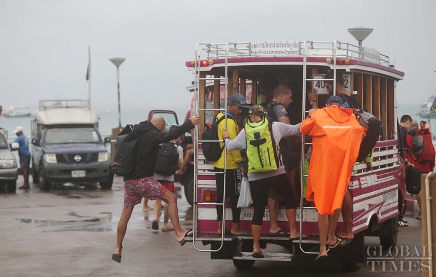 Tourists board a shuttle bus to the pier. (Photo: Cui Meng/GT)