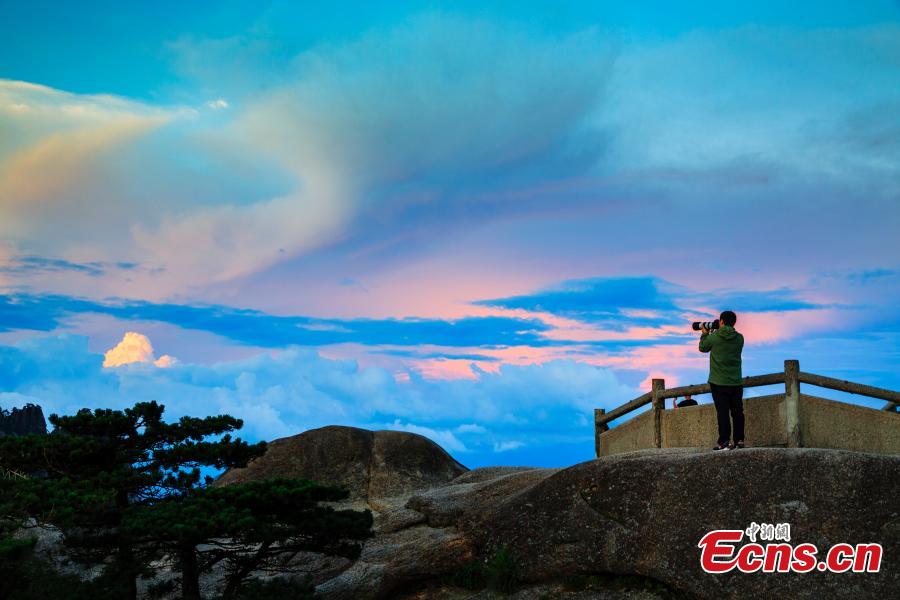 Gorgeous sunset glow shines over the Huangshan Mountain after rain, July 8, 2018, adding to the scenic spot some fantastic colors. (Photo provided to China News Service)