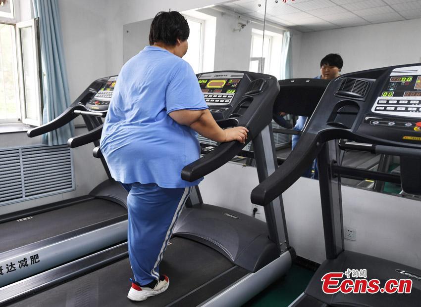 Guo Dengyan, a former judo athlete, receives treatment at a weight management center in Changchun City, Northeast China’s Jilin Province. Guo, from a sports family, played and studied basketball, table tennis, weightlifting and judo since she was six, but she also faced the challenge of controlling her weight. Now 28 years old and 200 kilograms, she said she also learned traditional Chinese culture to control her emotions and be optimistic in life. (Photo: China News Service/Zhang Yao)