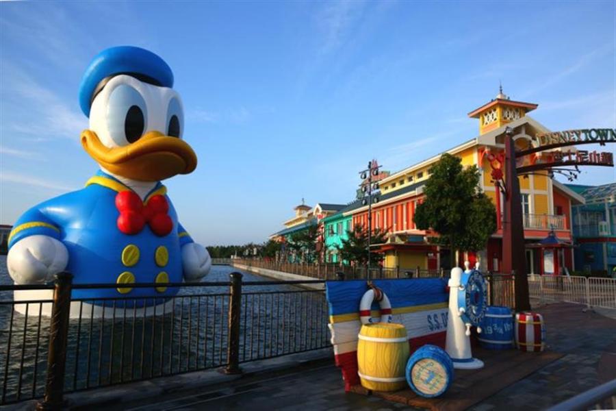 The 11-meter-tall rubber Donald Duck floats in the Wishing Star Lake in Shanghai\'s Disney Resort on June 10, 2018. (Photo/Shine.cn)