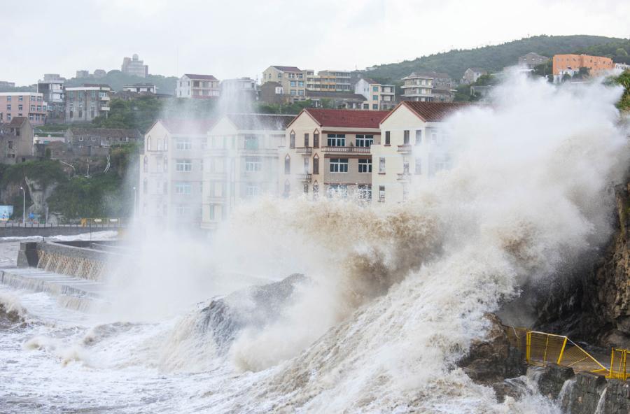 Huge waves and strong winds are unleashed in Wenling city, Zhejiang Province on Wednesday as Typhoon Maria made landfall in neighbouring Fujian Province. (Photo/Xinhua)