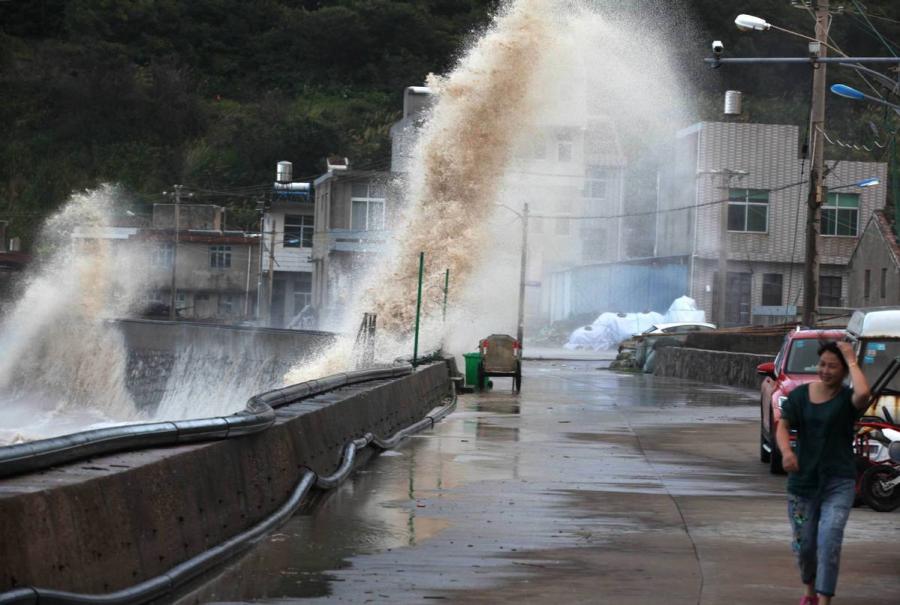 Huge waves and strong winds are unleashed in Wenling city, Zhejiang Province on Wednesday as Typhoon Maria made landfall in neighbouring Fujian Province. （Photo/Xinhua）

Maria, the eighth typhoon this year, made landfall at around 9:10 a.m. Wednesday in Lianjiang County, East China\'s Fujian Province, bringing gales of up to 42 meters per second at its eye, according to local meteorological authorities.