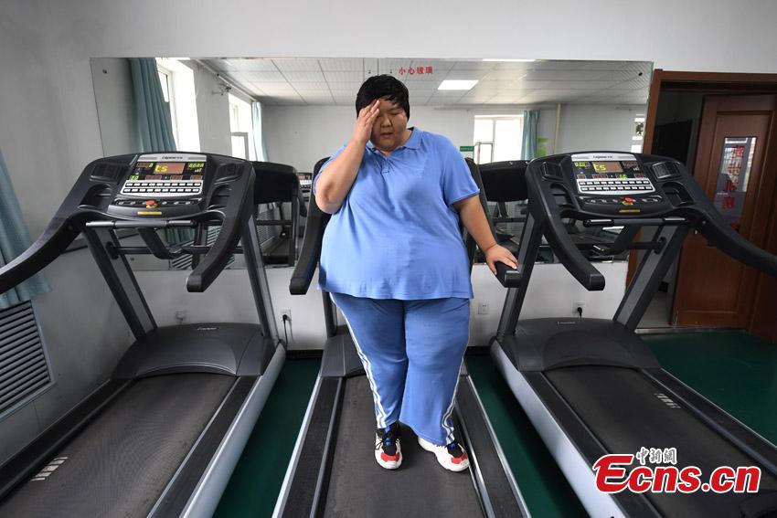 Guo Dengyan, a former judo athlete, receives treatment at a weight management center in Changchun City, Northeast China’s Jilin Province. Guo, from a sports family, played and studied basketball, table tennis, weightlifting and judo since she was six, but she also faced the challenge of controlling her weight. Now 28 years old and 200 kilograms, she said she also learned traditional Chinese culture to control her emotions and be optimistic in life. (Photo: China News Service/Zhang Yao)
