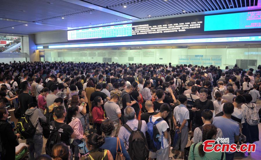 Passengers are stranded at a railway station in Chengdu City, Sichuan Province, July 11, 2018 following the cancellation of dozens of trains due to continuous heavy rain. (Photo: China News Service/Liu Zhongjun)
