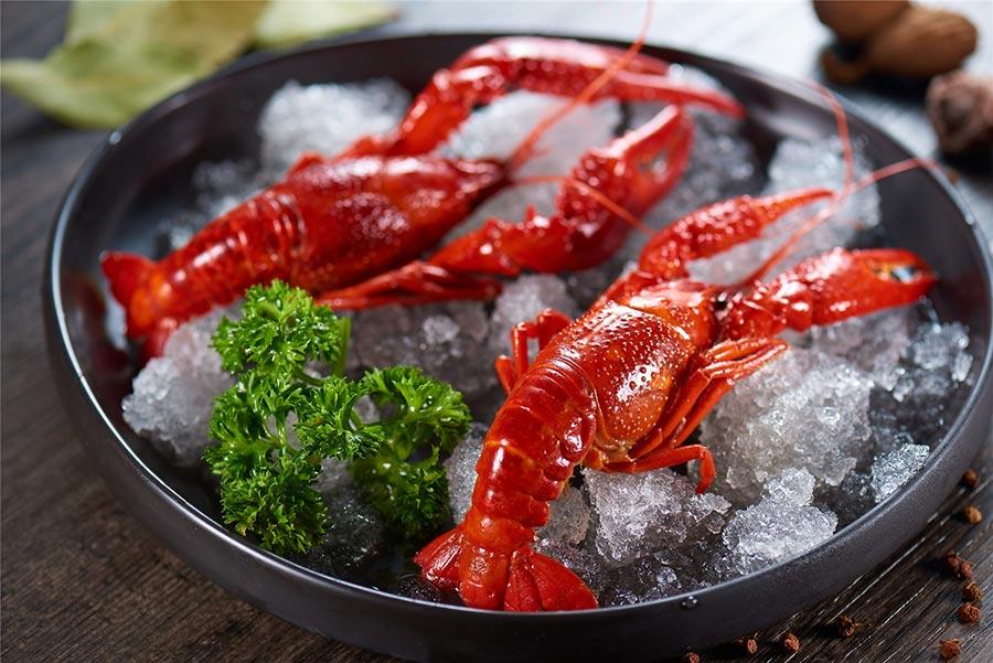 Crayfish with prune sauce by the Shanghai Classical Hotel.  (Photo provided to chinadaily.com.cn)

Shanghai Old-Town Temple Restaurant (Group) Co, the management organization of many popular restaurants at Yuyuan Garden, has partnered the government of Xuyi, a county renowned for its freshwater crustaceans in East China\'s Jiangsu province, to roll out a crayfish festival.

Dining establishments including Lubolang Restaurant, which used to host celebrities like Queen Elizabeth II and U.S. former president Bill Clinton, have hired Michelin-starred chefs to prepare a special menu that revolves around the crayfish.